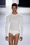 Mann auf dem Catwalk