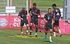 Arijon Ibrahimovic (3. v. l.) ist erst 15 Jahre alt, trainiert aber schon bei den Bayern-Profis mit.