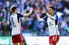 HSV-Profis Glatzel und Benes klatschen sich ab.