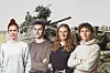 Panzer mit jungen Leuten davor