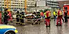 Feuerwehrmänner und Sanitäter versorgen die Verletzten.