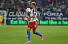 HSV-Stürmer Robert Glatzel bei der Ballannahme