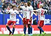 Matthias Ostrzolek diskutiert mit seinen HSV-Kollegen