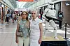 Frauenärztin Irina Golubeva (l) und Tatjana Martinova wollen, dass der Klonkrieger mit Waffe vor dem Praxis-Eingang verschwindet.