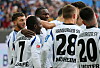 Großer HSV-Jubel in Karlsruhe. Vor allem Doppeltorschütze Jean-Luc Dompé wird gefeiert.
