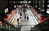 Menschen steigen am Hauptbahnhof in zwei S-Bahnen ein und aus.