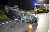 Das Fahrzeug überschlug sich und blieb auf dem Dach liegen.
