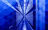 Festplattenstapel werden im neu eingeweihten Supercomputer 'Levante' im DKRZ von blauen Lichtern illuminiert.