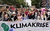 Teilnehmer des globalen Klimastreiks von Fridays for Future (FFF) demonstrieren in der Innenstadt.