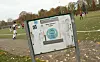 Schild bei Amateur-Spiel macht auf Corona-Regel aufmerksam
