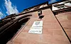 Beschreibung Ein Schild weist am 02.02.2015 auf den Eingang des Gerichtsgebäudes A vom Landgericht Darmstadt (Hessen) hin