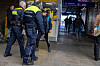 Ein Jugendlicher wird von zwei Männer der S-Bahn-Wache gestellt.