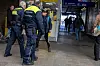 Ein Jugendlicher wird von zwei Männer der S-Bahn-Wache gestellt.