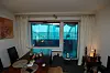 Das Wohnzimmer von Frau Kerl ist dunkel, und sie kaum aus dem Fenster blicken, weil eine Plane davor hängt.