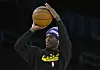 NBA-Profi Dennis Schröder in Lakers-Outfit