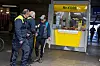Ein Jugendlicher wird von Sicherheitskräften verfolgt und festgehalten.