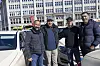 Taxifahrer vor dem Taxistand