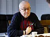 Ernst-Wilhelm Schulz, Bürgermeister der Gemeinde Seeth im Kreis Nordfriesland, sitzt an einem Tisch.