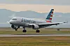 Ein Flugzeug von American Airlines auf einem Rollfeld.