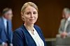 Vanessa Behrendt (AfD) steht im niedersächsischen Landtag.