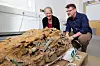 Dr. Emily Williams (l) und Professor Tom Moore von der Abteilung für Archäologie der Universität Durham neben den als «Melsonby Hoard» bezeichneten Schatz.