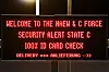Eine Leuchttafel weist auf den „Security Alert State C“ im Bereich des Nato-Flugplatzes Geilenkirchen hin.