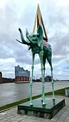 Der „Space Elephant“ von Salvador Dali steht vor den Musical-Theatern in Steinwerder.