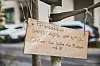 „Pflanzaktion Samstags 11-14 Uhr. Gießen Sie bitte die Blumen mit“ steht auf einem Schild.