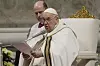 Papst Franziskus nimmt an der Christmette im Petersdom im Vatikan teil.