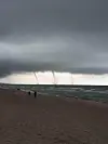 Mehrere Wasserhosen über dem Meer.