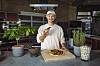 Nico Hansen „Vanozza' mit einer veganen Pizza.
