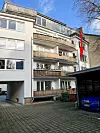 Eine Frau stürzte in Eilbek aus Angst vor ihrem prügelnden Partner vom Balkon.