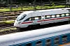Ein fahrender ICE der Deutschen Bahn