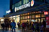 Passanten gehen an einer Burger King-Filiale vorbei (Symbolbild).