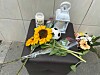 Blumen, Kerzen und ein Ball haben Menschen am Unfallort niedergelegt.