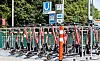 An einigen Hochbahn-Haltestellen, wie hier in Berne, stehen vermehrt E-Scooter des Anbieters „Voi“ zur Verfügung.