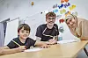 Edgar (Mitte) ist seit August 2024 Bildungspate in der Tauschbar in Steilshoop. Hier mit Ahmed (9) und Ghaza (11).