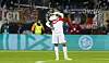 Mahmoud Dahoud wischt sich mit dem Unterarm übers Gesicht.