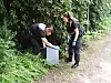 Polizisten beim Wegtragen des Tresors.