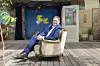 Carsten Brosda auf einer Couch