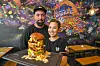 Hochstapler: Bei „Dulf‘s“ gibt es Burger in allen Größen und Variationen.