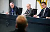 Bundeskanzler Olaf Scholz (M.), Niedersachsens Ministerpräsident Stephan Weil (l., beide SPD) und weils Amtskollege aus NRW Hendrik Wüst (CDU) stellen die Ergebnisse des Flüchtlingsgipfels vor.