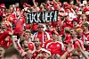 Ein Banner mit der Aufschrift FUCK UEFA im dänischen Fanblock