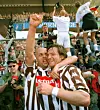 Holger Stanislawski und Markus Lotter feiern am Millerntor