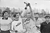Jürgen Rynio, Rolf Höfert und Hans Apel bejubeln den St. Pauli-Aufstieg