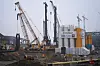 Schweres Baugerät steht auf der Baustelle des geplanten Elbtowers an den Elbbrücken.