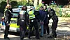 Polizisten nehmen einen Mann nach einer Messerstecherei in Neugraben-Fischbek fest.