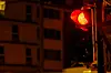 Die Ampel an der Straße steht auf Rot. (Symbolbild)