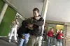 Rangelnde Jungs an einer Schule. Die Polizei ermittelt gegen einen 15-Jährigen wegen des Verdachts der Erpressung.