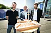 Philipp Westermeyer (l-r), Gründer Online Marketing Rockstars (OMR) - Ramp106 GmbH, Bernd Aufderheide, Vorsitzender der Geschäftsführung der Hamburg Messe und Congress GmbH, und Tomislav Karajica, Gründer und geschäftsführender Gesellschafter Home United, stehen 2020 neben einem Modell zur Neugestaltung des Heinrich-Hertz-Turm am Fuße des Fernsehturms.